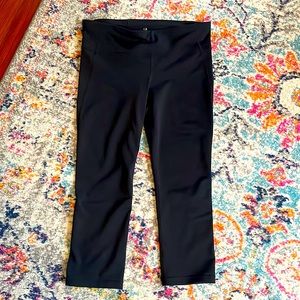 Medium Gap black capri cut activewear